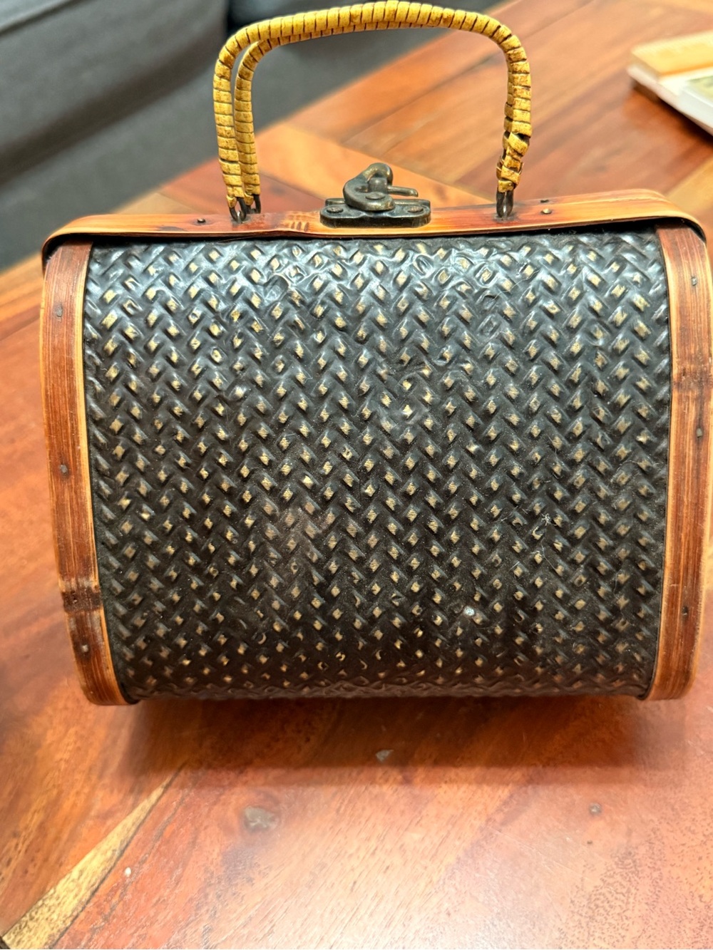 Basket/wicker Look purse box